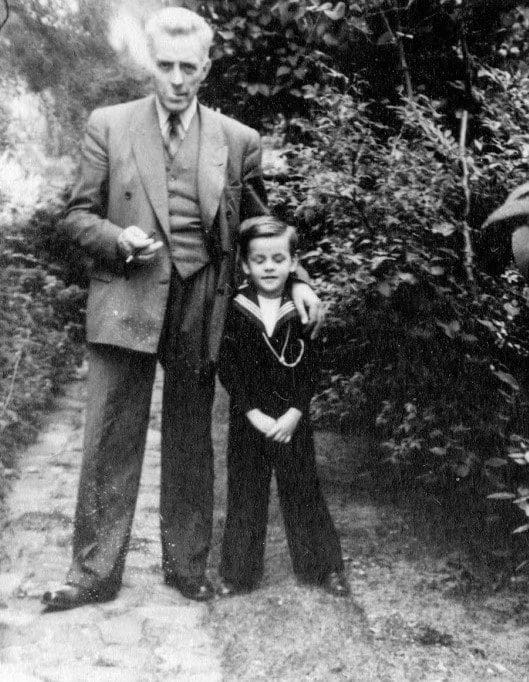 Alexander en zijn grootvader Joan in de tuin van hun villa in Voorburg. Deze foto is gebruikt voor de cover van ‘De Stamhouder’. Foto: Collectie familie Münninghoff