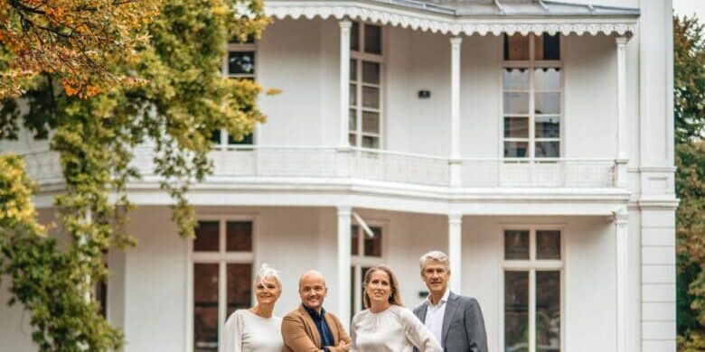 Marian Dessing's team (second from left) consists of experienced private bankers and young professionals.