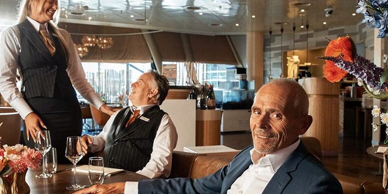 Directeur operations Noël Leise (voorgrond) met Ton van Weerlee en Nicole Duindam in het kosmopolitisch aandoende à-la-carterestaurant van Holland Casino Scheveningen.